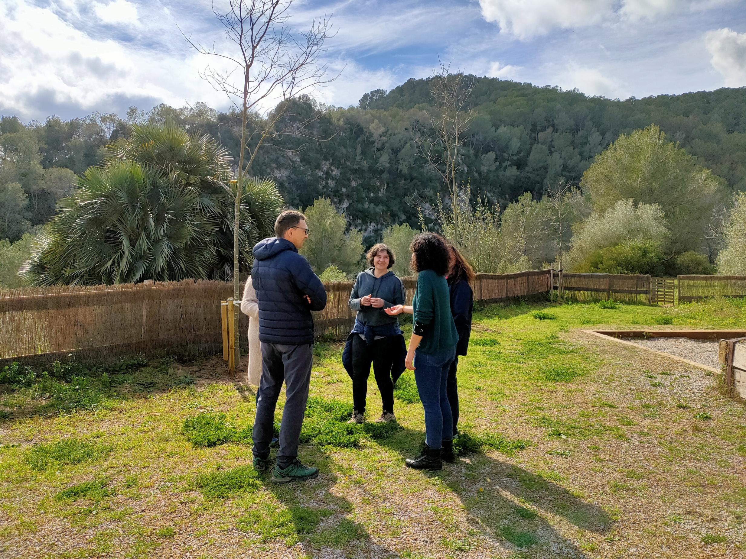 Team building Take Your Team Persones a l'aire lliure durant un team building de Take Your Team al Parc del Foix entre el Penedès i Garraf