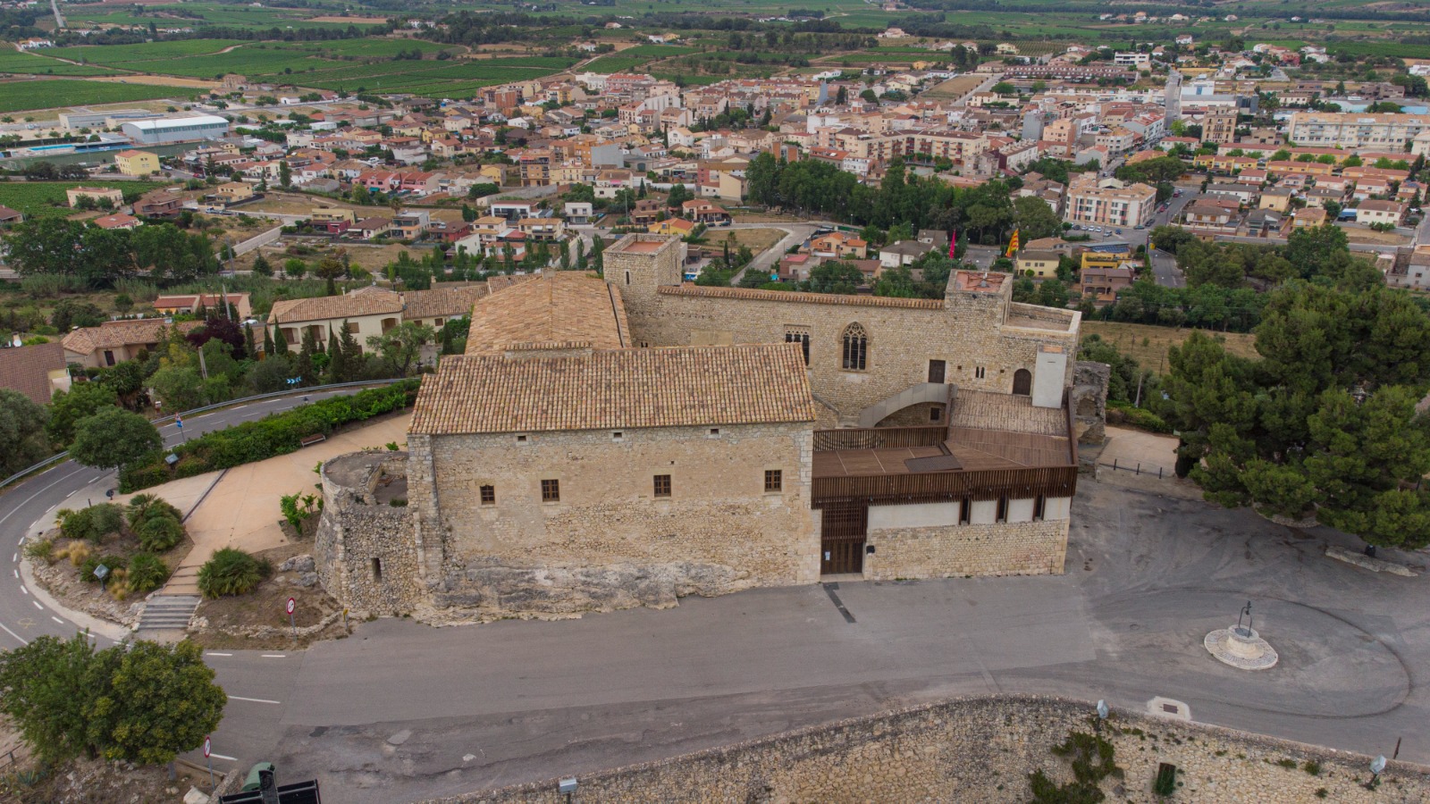 Vista completa del castillo