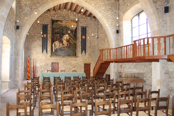 Sala poniente con montaje para conferencias