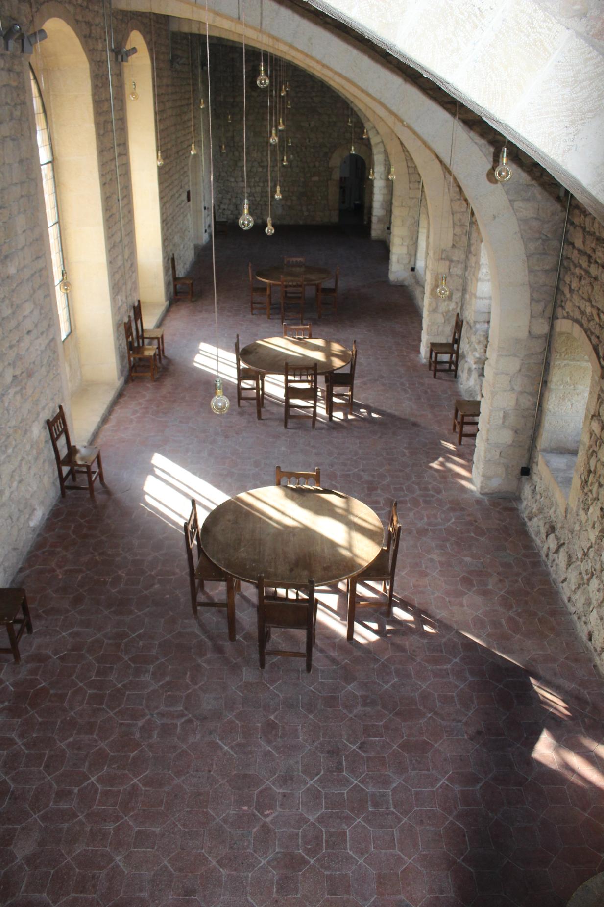 Sala gótica con algunas mesas