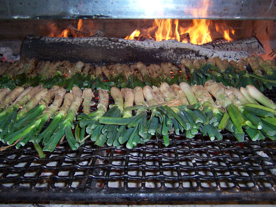 El foc a terra de La Posada amb calçots