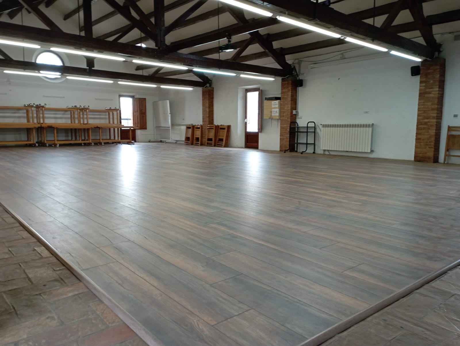 Sala gran amb terra de fusta