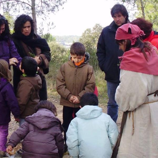 Guisla enseñando a las familias la función de una planta medicinal