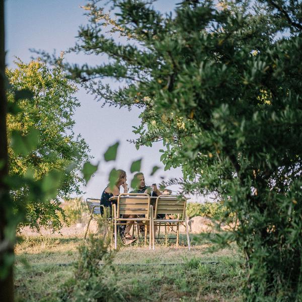 Cava Guilera. Jardí rural, ecològic i de secà on tastar productes singulars. Wine bar entre vinyes i tast cava amb encant.