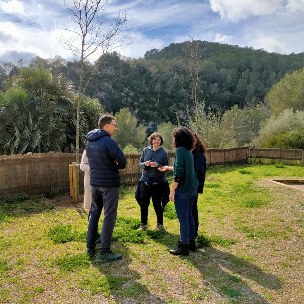 Persones a l'aire lliure durant un team building de Take Your Team al Parc del Foix entre el Penedès i Garraf