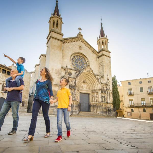 Plaça Jaume I amb la Basílica de Santa Maria al fons