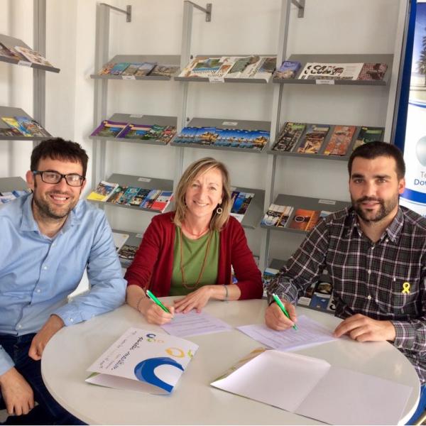 signatura conveni Oficina de Turisme de Cunit