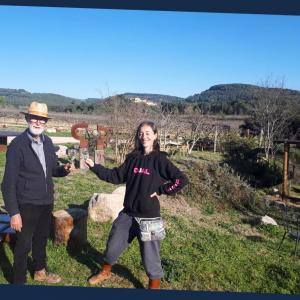 El Pere Guilera i la Marta Guilera brinden amb una copa de cava a la terrassa gastrocava.