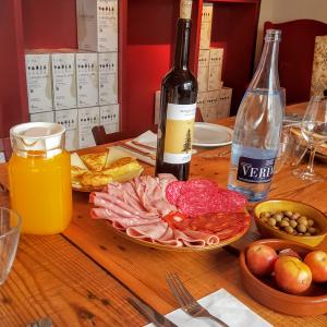ESMORZAR I VISITA COMPLETA AL CELLER AMB DEGUSTACIÓ I TAST DE VINS