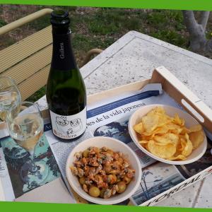 Aperitiu entre vinyes: una ampolla de Cava Guilera Brut Nature Reserva amb patates, olives i escopinyes.