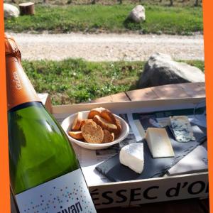 Aperitiu entre vinyes: una ampolla de Cava Guilera Musivari i un tast de 3 formatges delicatessen.