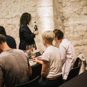 Maridatge harmonia de caves i aperitius gurmet vegans
