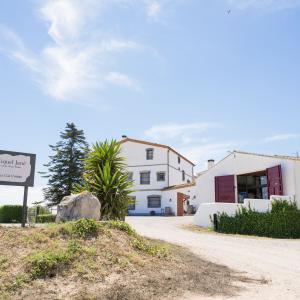 Visita a celler amb tast de vins i menú calçotada