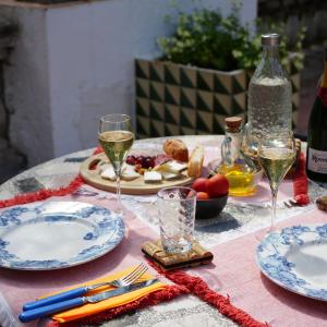 Table préparée pour le petit déjeuner dans le jardin