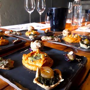 Maridatge: Harmonia de caves i aperitius gurmet vegans