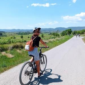 Passeig amb bicicleta entre vinyes i amb tast de caves i vins ecològics