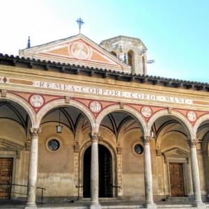 Façana principal de l'església de Sant Sadurní