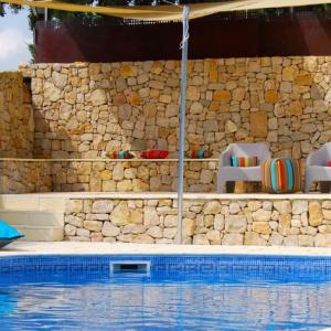 Arianella B&B piscina con vistas al Penedes
