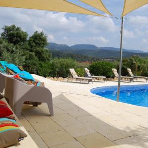 Arianella B&B piscina con vistas al Penedes