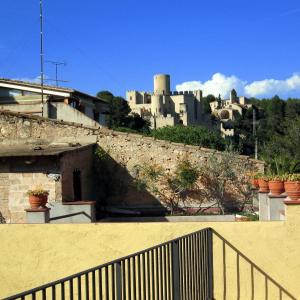 Ca l'Helena. Vista al Castell de Castellet