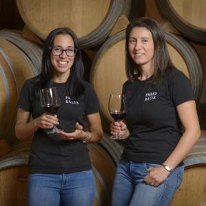 Les enòlogues de la familia a la sala de barriques