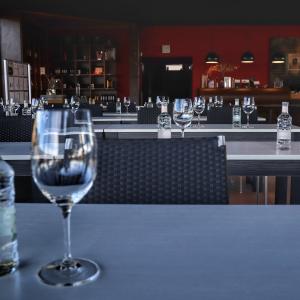 Visita enoturistica amb tast de vins i vinagres, reunió i dinar a l'Entrevinyes