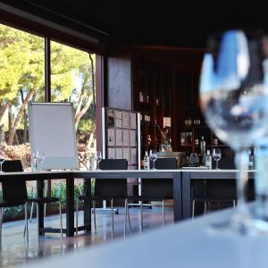 Visita enoturistica amb tast de vins i vinagres, reunió i dinar a l'Entrevinyes