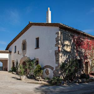 La masia Can Llopart de Subirats data del segle XIV i conserva l´essència de les cases de pagès del Penedès  