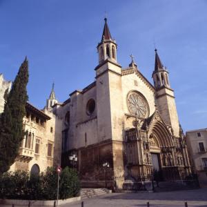 Façana lateral dreta de la Basílica Santa Maria
