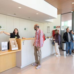 Mostrador de recepció de l'Oficina de Turisme de Sant Sadurní 