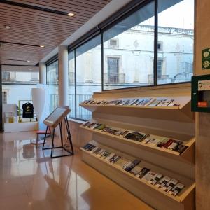Prestatgeries amb informació turística