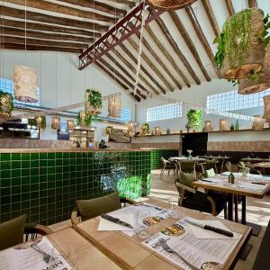 Menjador de Casa Torrada des de banc de entrada