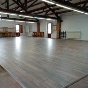 Sala gran amb terra de fusta