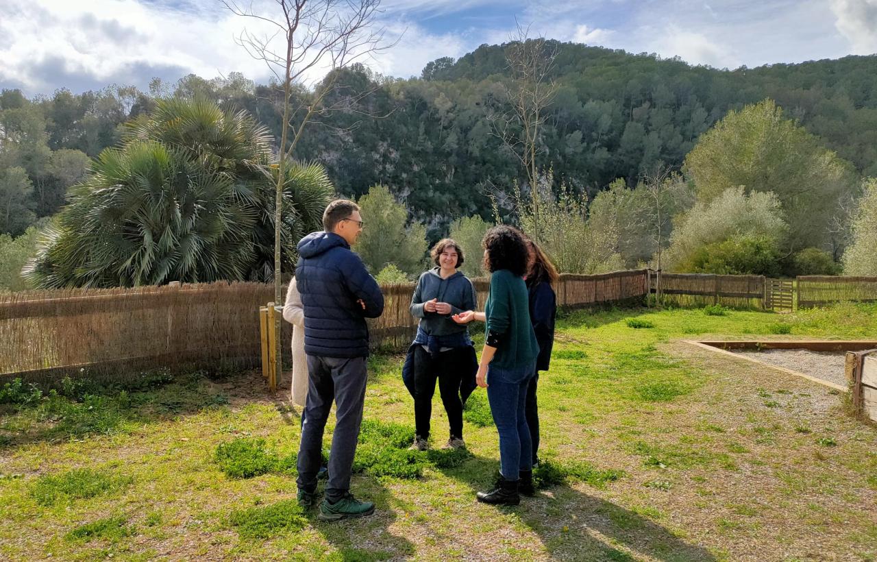 Team building Take Your Team Persones a l'aire lliure durant un team building de Take Your Team al Parc del Foix entre el Penedès i Garraf
