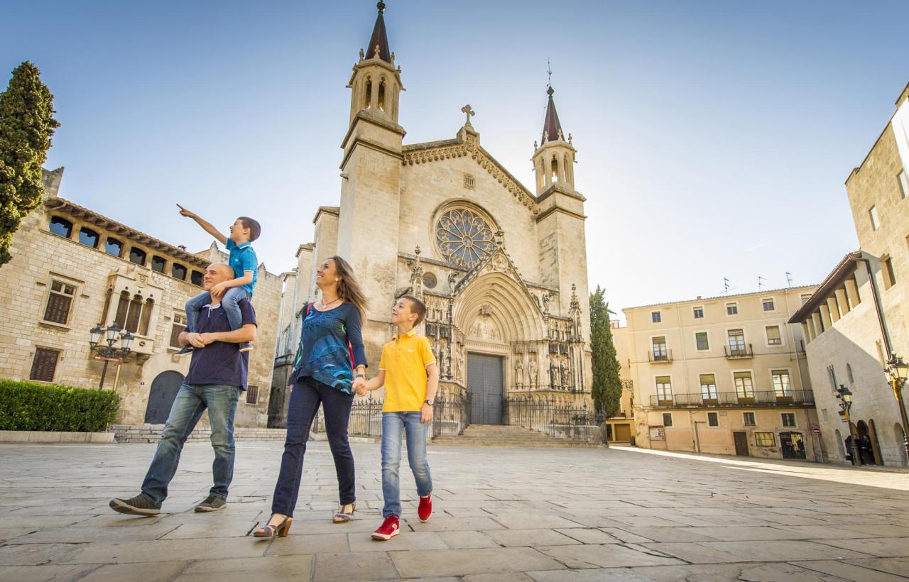 Plaça Jaume I amb la Basílica de Santa Maria al fons