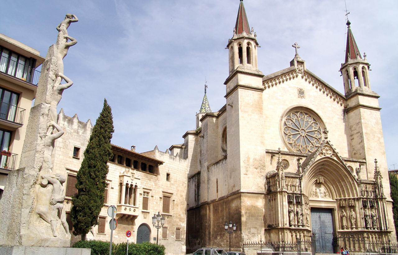 Basílica de Santa Maria Plaça Jaume I amb la Basílica de Santa Maria al fons